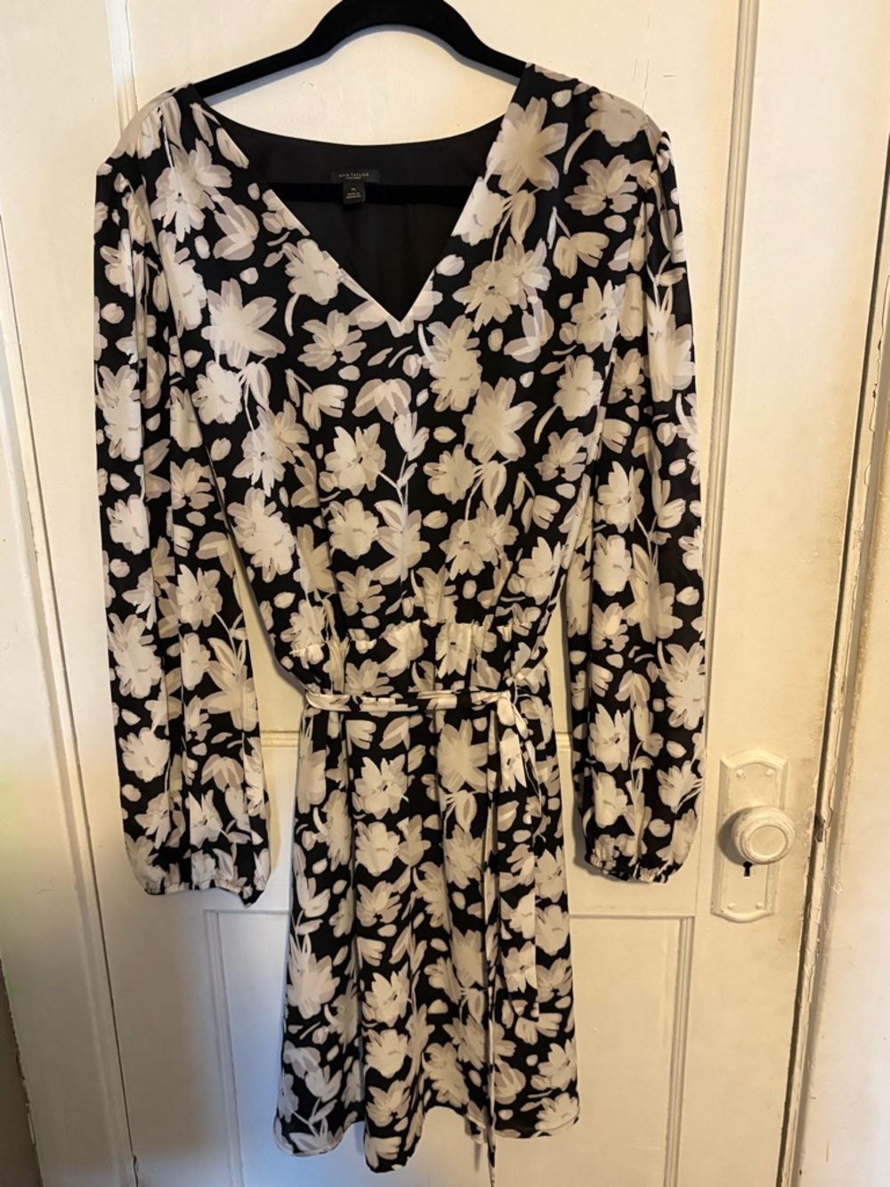Ann Taylor Black & White Floral V-Neck Women's Dress